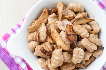 Gnocchi di castagne preparati in casa  con funghi porcini