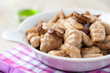 Gnocchi di castagne preparati in casa  con funghi porcini