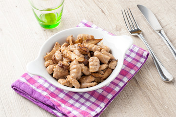 Gnocchi di castagne preparati in casa  con funghi porcini