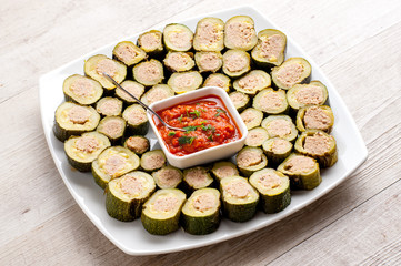 Anelli di zucchine ripiene di carne su un piatto