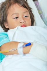 Obraz na płótnie Canvas Sick little girl in hospital bed