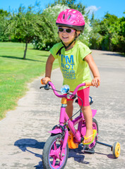 Bambina in bicicletta