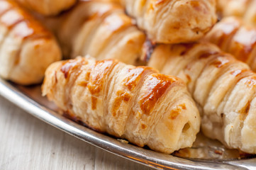 Cannoncini salati su un vassoio