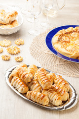 Cannoncini salati su un vassoio