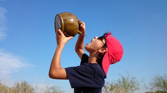 Ni&ntilde;o bebiendo en botijo