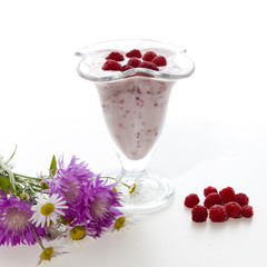 Yogurt with raspberries