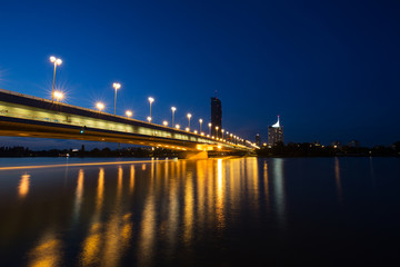 Fototapeta na wymiar Wien, Reichsbrücke bei Nacht