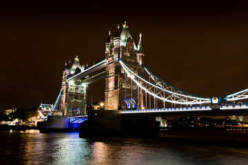 Fototapeta na wymiar Tower Bridge, City of London - England