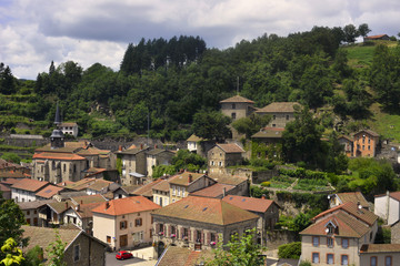 Fototapeta na wymiar Le village d'Olliergues (63880) dans le Massif Central, département du Puy-de-Dôme en région Auvergne-Rhône-Alpes, France