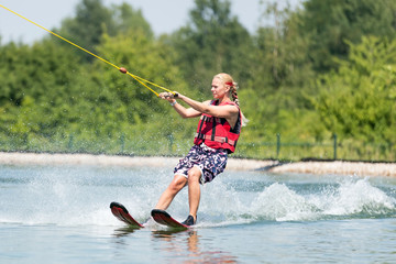 Blonde Frau beim Wakeboarden