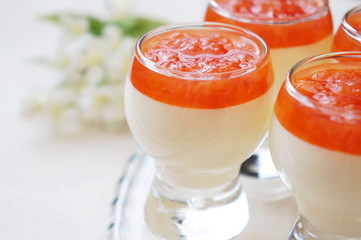 Vanilla mousse with grapefruit sauce
