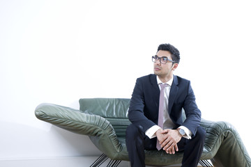 mann sitzt auf der couch
