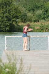 Młoda kobieta wypoczywa nad wodą