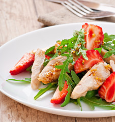 Chicken salad with arugula and strawberries