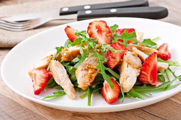 Chicken salad with arugula and strawberries