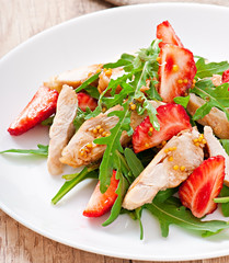 Chicken salad with arugula and strawberries