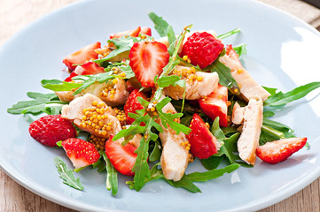 Chicken salad with arugula and strawberries