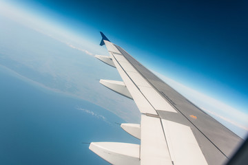 Obraz premium Airplane wing out of window