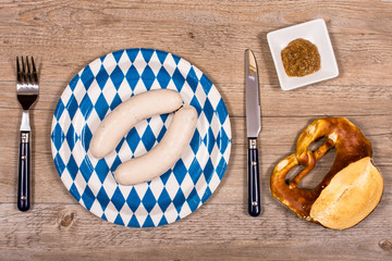 Brotzeit mit Weißwurst, Brezel und Senf