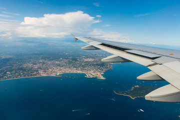 Obraz premium Airplane wing out of window