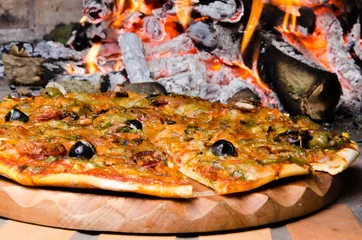 Foto op Plexiglas Pizza in front of a fire © thodonal