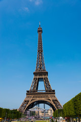 Fototapeta na wymiar Eiffel tower on bright summer day