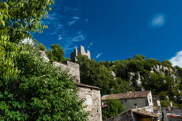 Fototapeta na wymiar Vogüé, vue du château.