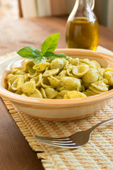 Orecchiette al pesto, pasta italiana