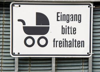 Schild Eingang bitte freihalten, Kinderwagen © Blende8