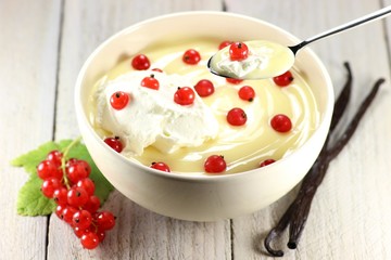 Vanillevla mit Roten Johannisbeeren