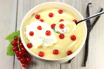 Vanillevla mit Roten Johannisbeeren
