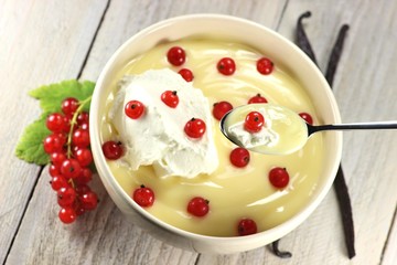 Vanillevla mit Roten Johannisbeeren
