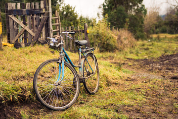 Fototapeta na wymiar Old bike in the countryside