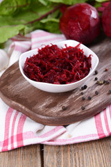 Obraz na płótnie Canvas Grated beetroots in bowl on table close-up