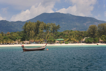 Fototapeta na wymiar beautiful beach of Koh Lipe, Thailand