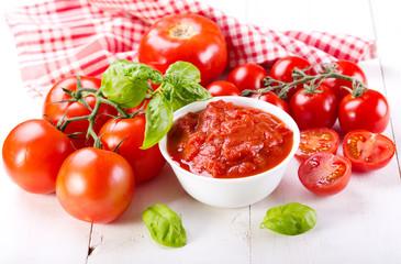 tomato sauce with fresh vegetables