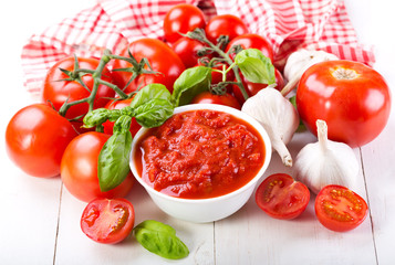 tomato sauce with fresh vegetables