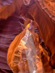 Papier Peint photo Lavable Canyon Midi dans un Antelope Canyon rouge orangé.