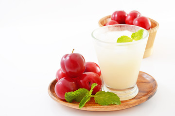 おいしそうなプラムとジュース