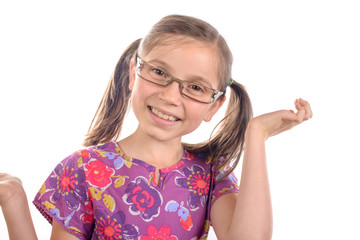 jeune fille avec des lunettes