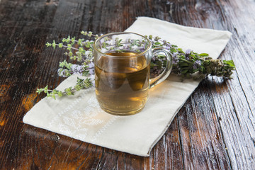 Taza de poleo menta manzanilla te para medicina alternativa