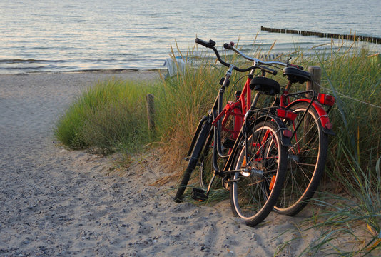 Fahrräder bei Sonnenuntergang am Strand