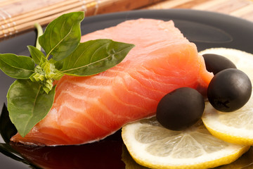 Delicious Salmon with Basil, Lemon and Olives