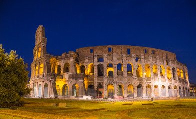 Fototapeta na wymiar Kolosseum bei Nacht in Rom
