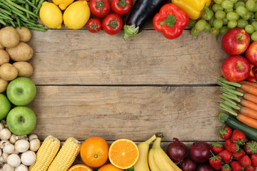 Obst und Gemüse auf Holzbrett mit Textfreiraum