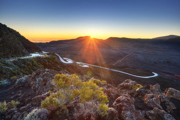 Fototapeta premium Premiers rayons de soleil au volcan, La Fournaise.