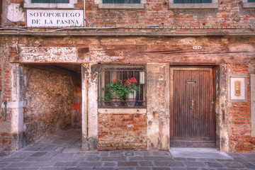 Fototapeta na wymiar Zabytkowy budynek w Wenecji, Włochy