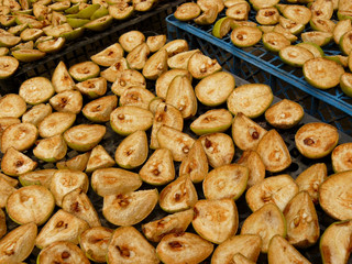 drying of pear slices in home garden
