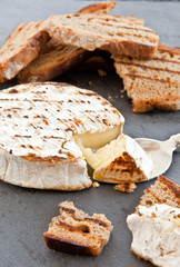 Gegrillter Camembert mit Brot
