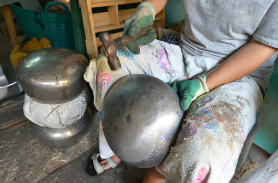 Fabricando cuencos para los monjes budistas, Bangkok, Tailandia